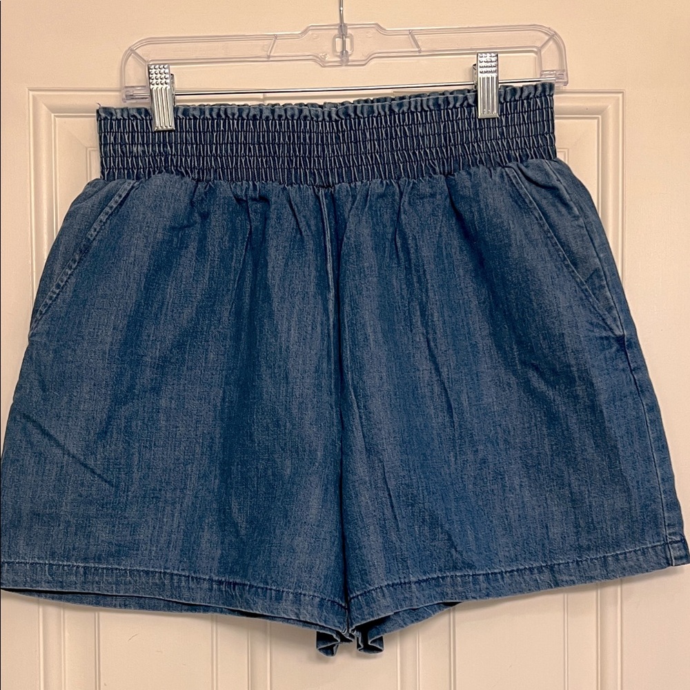 NEW! Universal Thread High Waist soft Denim Shorts. Size Medium